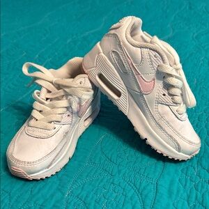 Nike Air Force One Kids Sneakers in White and Light Pink